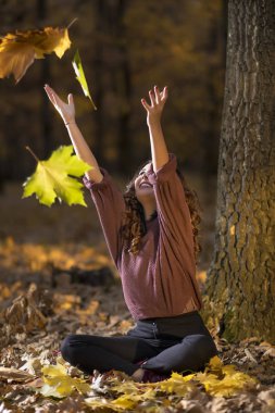 Sonbahar ormanındaki güzel bir genç kadının portresi. Yaşam tarzı, sonbahar modası, güzellik.