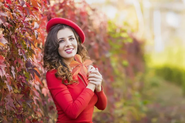 美丽的年轻女子在一个阳光明媚的秋日红色礼服 — 图库照片