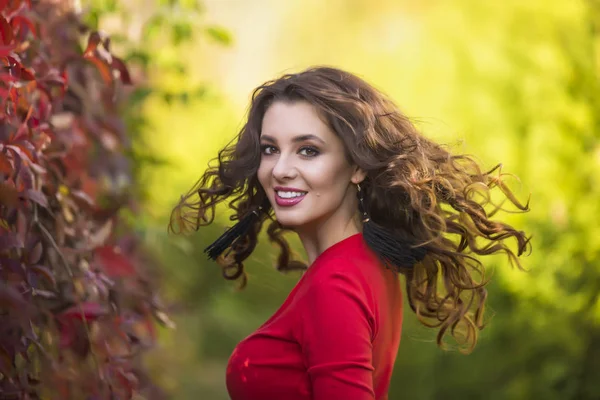 Mooie Jonge Vrouw Rode Jurk Een Zonnige Herfstdag — Stockfoto