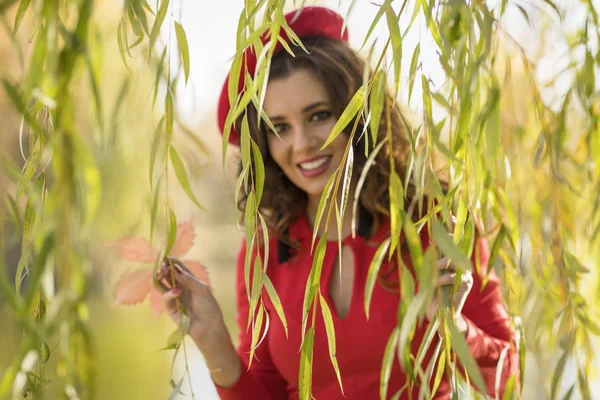 Schöne Junge Frau Rotem Kleid Einem Sonnigen Herbsttag — Stockfoto