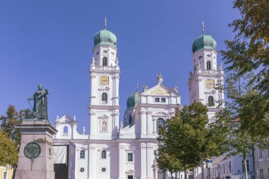 Passau Katedrali ile Kral Maximilian anıt 1824 üzerinden.