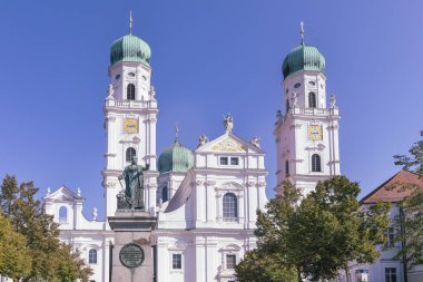 Passau Katedrali ile Kral Maximilian anıt 1824 üzerinden.
