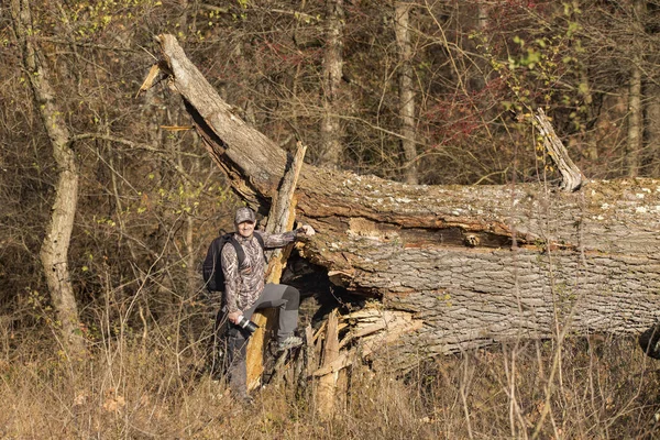 Hombre Con Traje Camuflaje Junto Viejo Roble Caído Después Tormenta — Foto de Stock