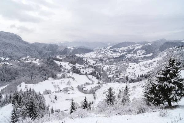 Villaggio Vicino Alla Montagna Durante Inverno — Foto Stock