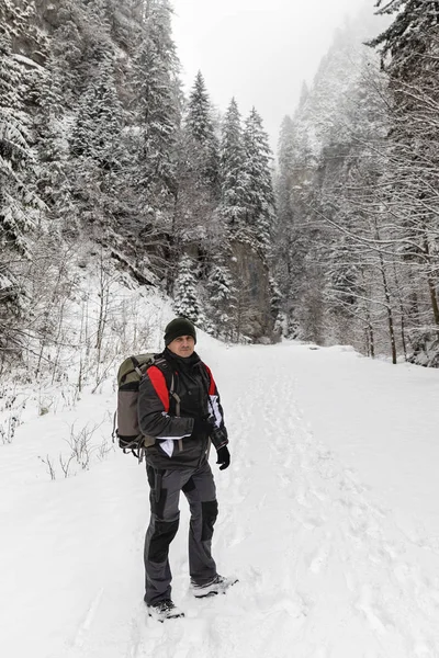 Mochilero Las Montañas Invierno — Foto de Stock