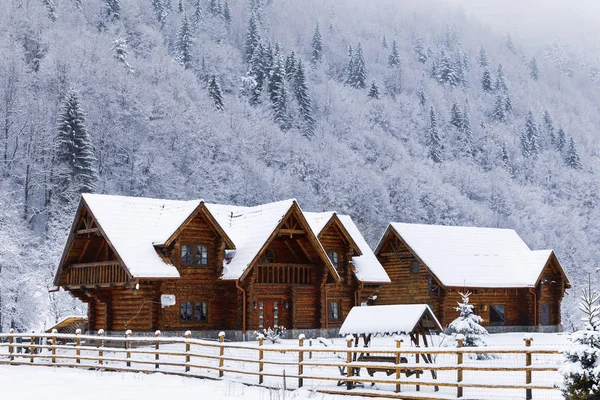 Drewniany Dom Górach Zimą — Zdjęcie stockowe