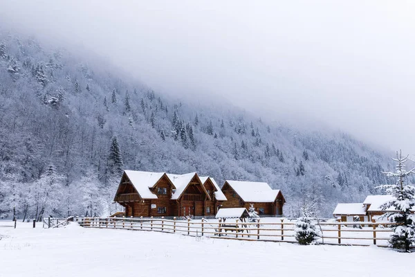 Drewniany Dom Górach Zimą — Zdjęcie stockowe
