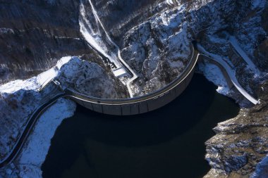 Hava viewu, manzara ile Baraj Gölü Vidraru, Romanya