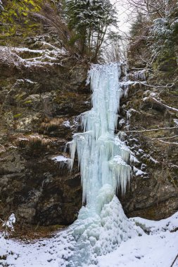 Buz sarkıtları ve çeşitli formları buz resmi