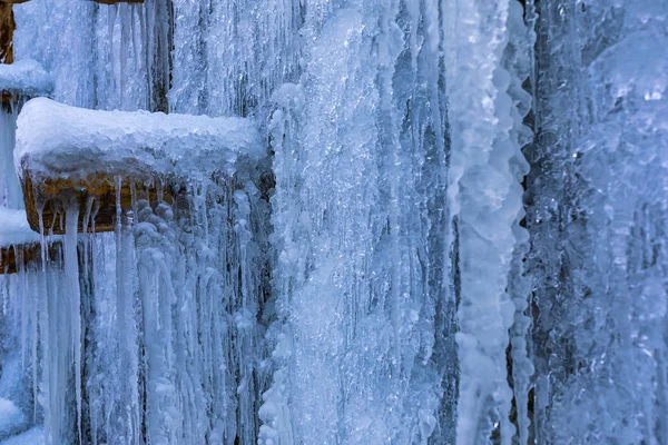 氷柱と氷の様々 な形態の写真 — ストック写真