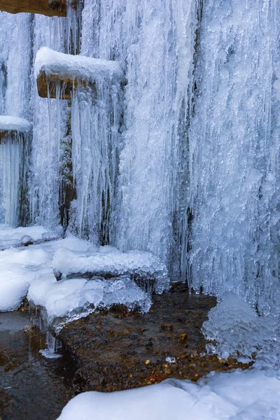 氷柱と氷の様々 な形態の写真 — ストック写真