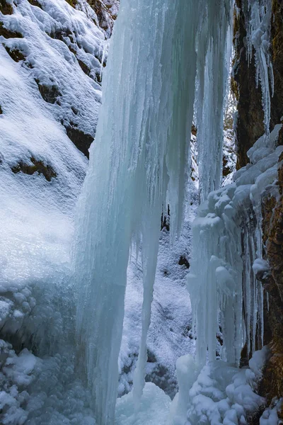 氷柱と氷の様々 な形態の写真 — ストック写真
