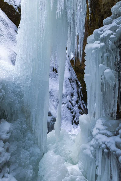 冰柱和各种形式的冰的图片 — 图库照片