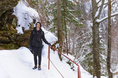 Genç dağ turistik sırasında belgili tanımlık kış