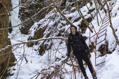 Genç dağ turistik sırasında belgili tanımlık kış