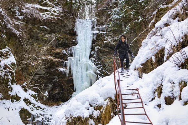 冬の間に若い山観光 — ストック写真