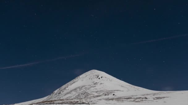 Time Lapse Con Paesaggio Notturno Invernale Tra Montagne Innevate — Video Stock