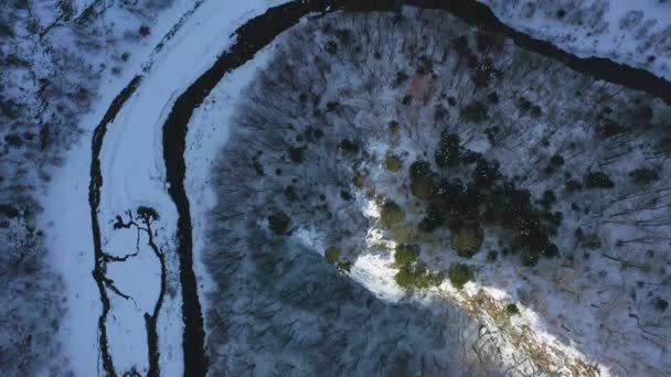 Karlı Bir Nehir Vadisi Olan Kış Dağı Görüntüleri Bir Hava — Stok video