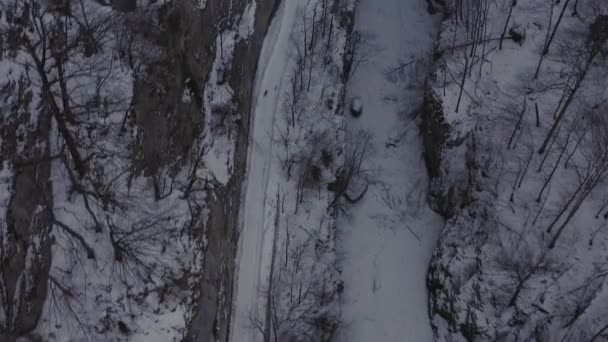 Karlı Bir Nehir Vadisi Olan Kış Dağı Görüntüleri Bir Hava — Stok video