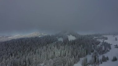  Havadan görüntüleri kış Detunatele massif Apuseni Dağları, Romanya ile.