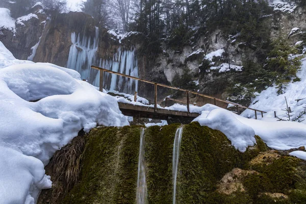 Замороженный Водопад Зимой Горах — стоковое фото