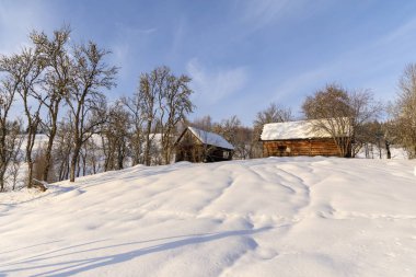 bir kış günü ile Romen geleneksel köy manzara