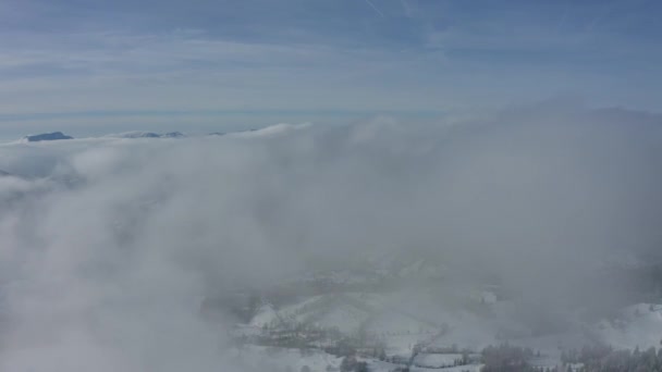 Vila Com Edifícios Cobertos Neve Vista Aérea Entre Nuvens — Vídeo de Stock