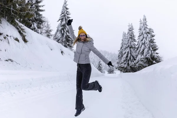 山の彼女の冬の休日の Hapopy 観光レディ — ストック写真