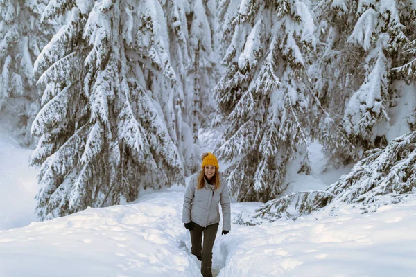 山の彼女の冬の休日の Hapopy 観光レディ — ストック写真