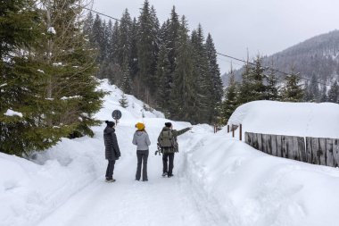 Kış tatilinde dağ yürüyüşünde olan arkadaşlar.