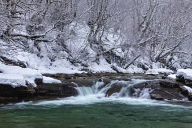 Nehir kış masmavi sularına ile