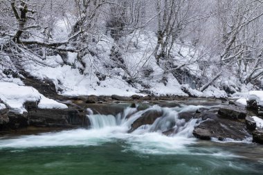 Nehir kış masmavi sularına ile