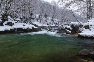Nehir kış masmavi sularına ile