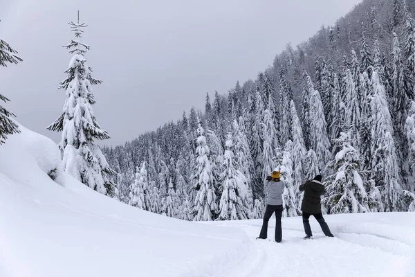 の雪に覆われた道を歩く観光客 — ストック写真