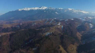 Karlı zirveleri dağ silsilesi doğru uçan uçak