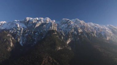 Karlı zirveleri dağ silsilesi doğru uçan uçak