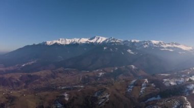 Karlı zirveleri dağ silsilesi doğru uçan uçak