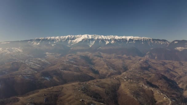 Drone Che Vola Verso Cime Innevate Catena Montuosa — Video Stock