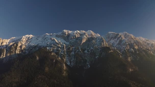 Drone Voando Direção Picos Nevados Gama Montanhas — Vídeo de Stock