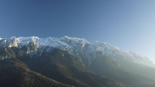 Drone Πετώντας Προς Χιονώδεις Αιχμές Οροσειρά — Αρχείο Βίντεο