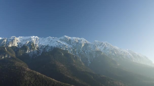 Drone Vliegen Naar Bergketen Van Besneeuwde Toppen — Stockvideo