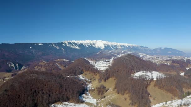 Drone Che Vola Verso Cime Innevate Catena Montuosa — Video Stock