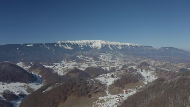 Drone Voando Direção Picos Nevados Gama Montanhas — Vídeo de Stock