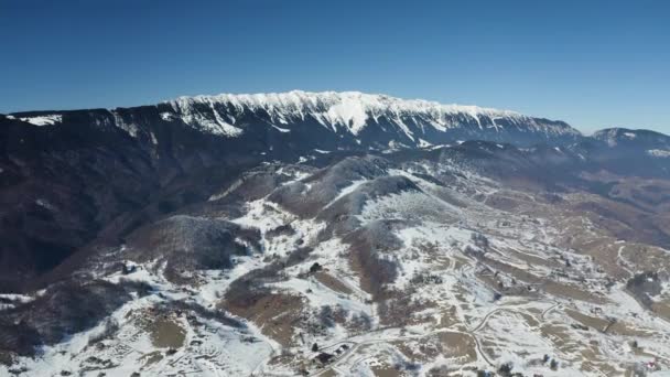 Drone Volant Vers Les Sommets Enneigés Chaîne Montagnes — Video