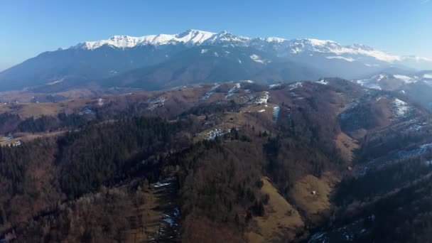 Drone Volant Vers Les Sommets Enneigés Chaîne Montagnes — Video