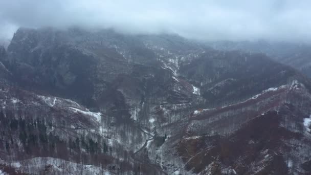 Дрон Літає Над Високогірними Горами Лісами Взимку — стокове відео