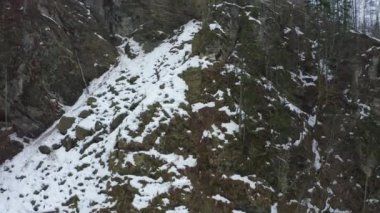 Kışın bir dağ ormanları ile yüzü boyunca dron Yükseliyor