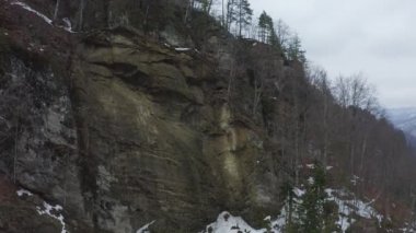 Yüzünde bir dağ ormanları ile kışın azalan uçak