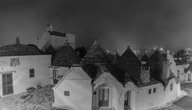Alberobello, Apulia, İtalya - Şubat 03 - geleneksel trulli güzel görünümü üzerinde 03 Şubat 2019 Alberobello içinde onların konik çatı ile evler