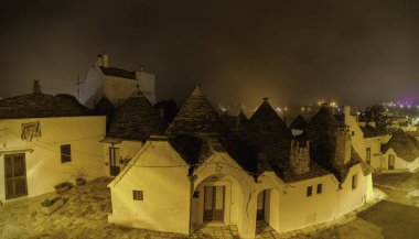 Alberobello, Apulia, İtalya - Şubat 03 - geleneksel trulli güzel görünümü üzerinde 03 Şubat 2019 Alberobello içinde onların konik çatı ile evler